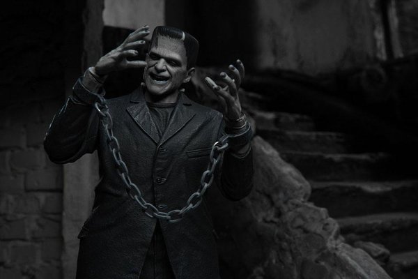Ultimate Frankensteins Monster (Black & White) | Universal Monster Figur